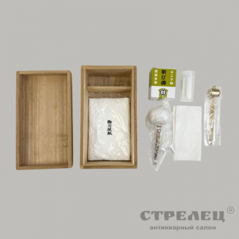 фото — традиционный японский набор для ухода за мечами. япония